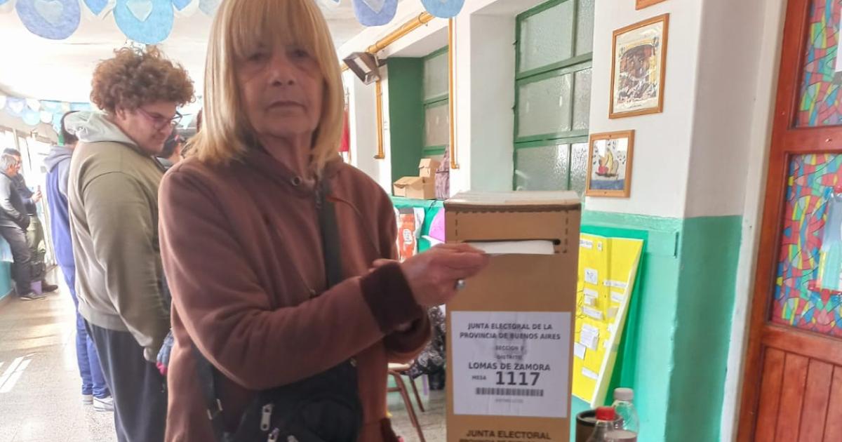 Stella de 69 años tras dejar su voto en la urna