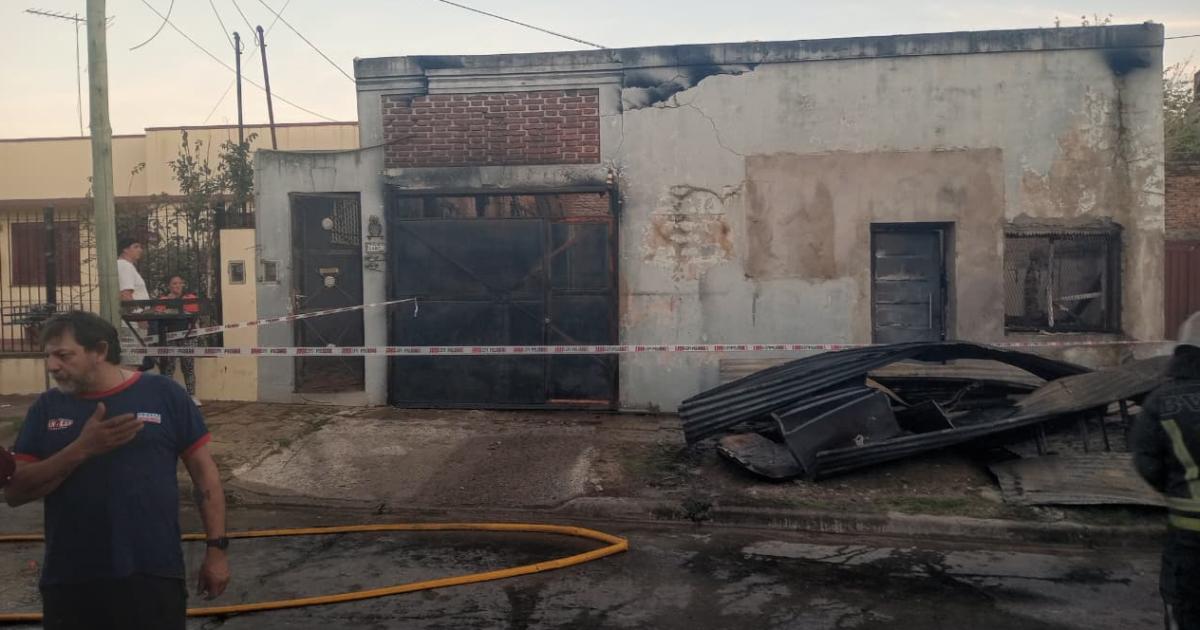 Terrible incendio en Turdera- un taller mecaacutenico quedoacute destruido