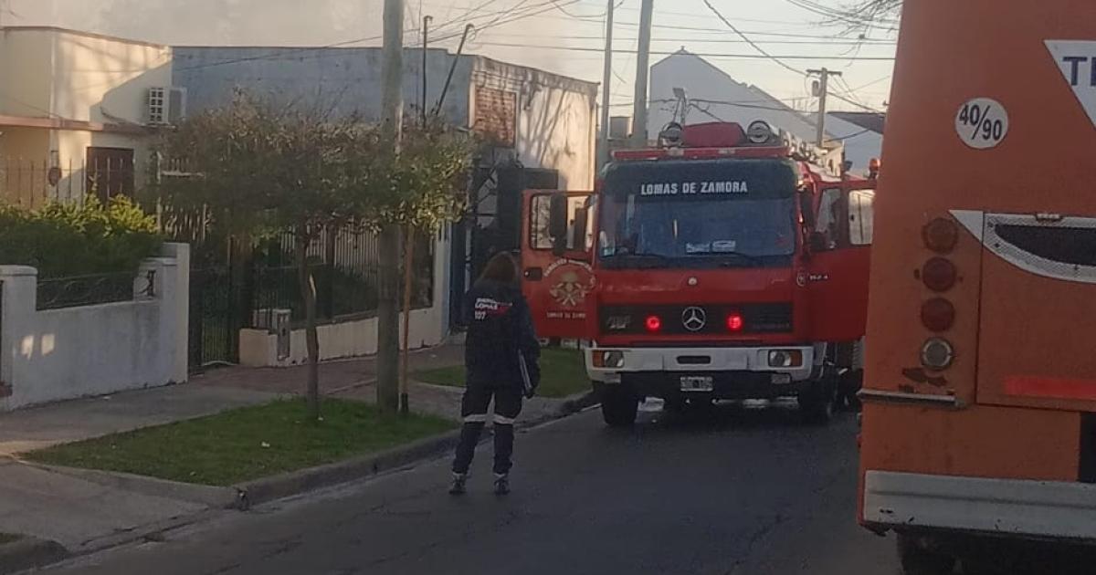 Terrible incendio en Turdera- un taller mecaacutenico quedoacute destruido