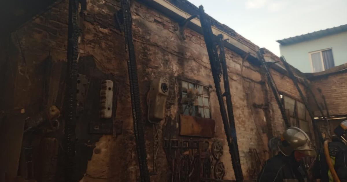 Terrible incendio en Turdera- un taller mecaacutenico quedoacute destruido