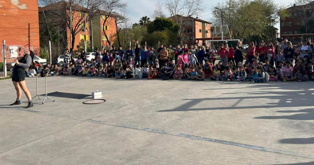 Habr merienda y actividades para los niños al aire libre