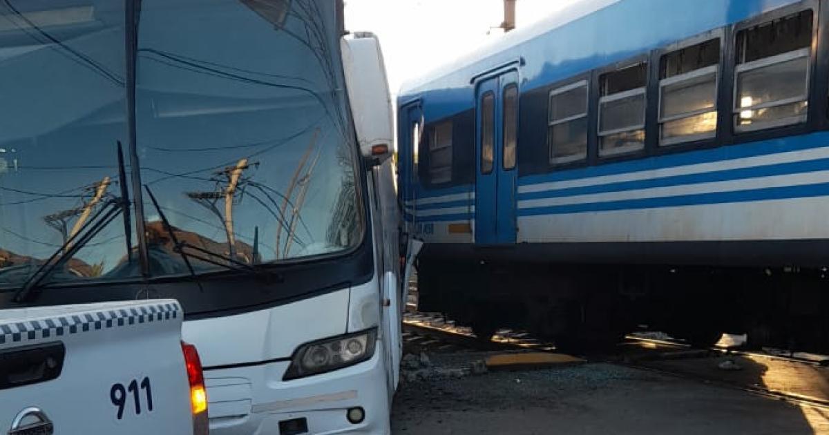 Impactante choque entre un colectivo y un tren en Monte Grande- 12 heridos