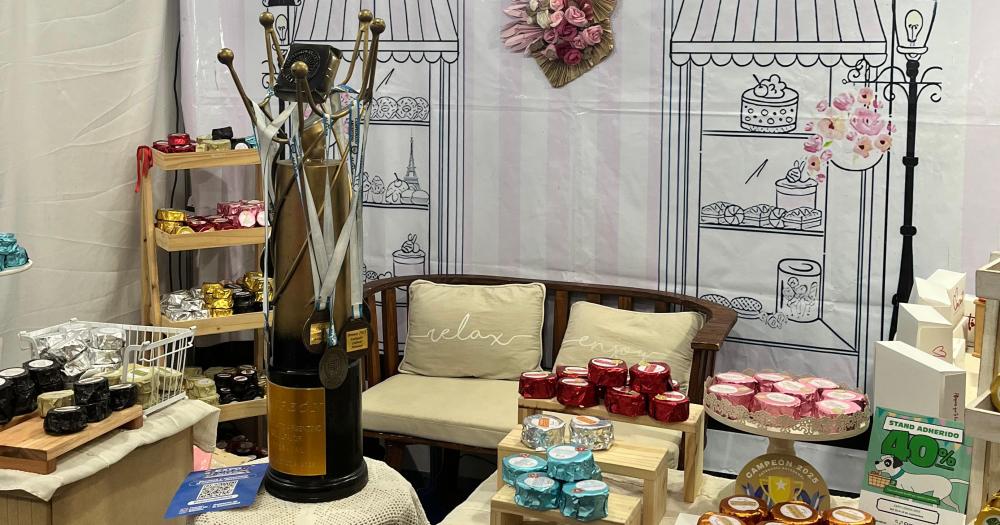 El trofeo ganador infaltable en el stand de Mencantó