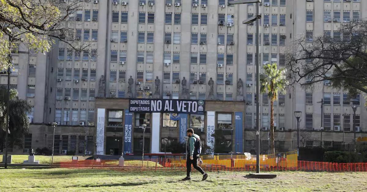 Masivo acatamiento al paro en las universidades de todo el paiacutes  