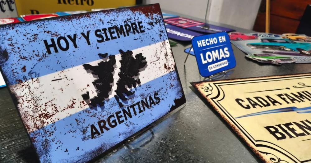 Hacen chapas decorativas carteles y stickers