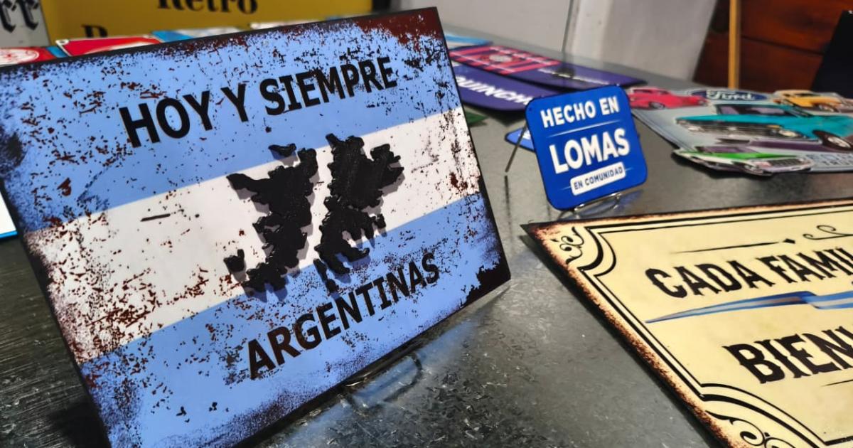 Hacen chapas decorativas carteles y stickers