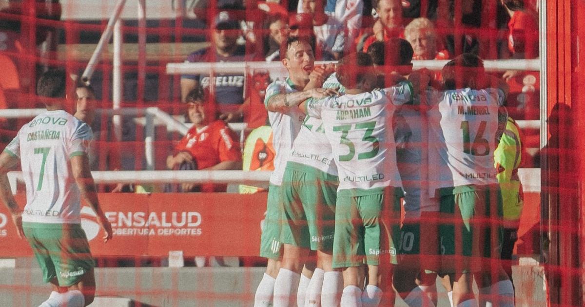 Abrazos para el goleador Martín Río