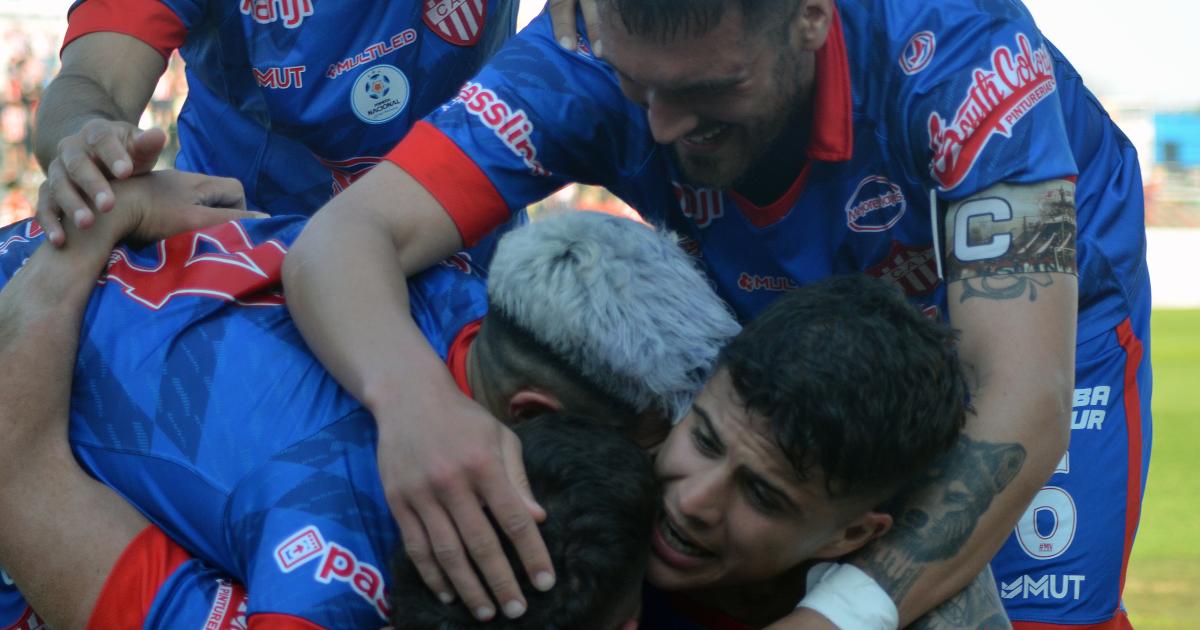 Battallini abrazado por todo el equipo que se ilusiona con la permanencia