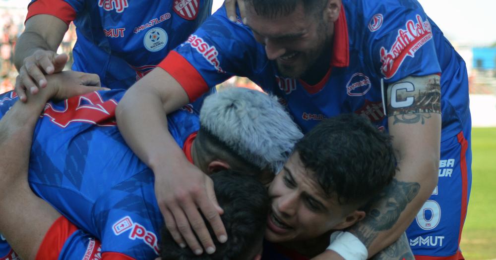 Battallini abrazado por todo el equipo que se ilusiona con la permanencia
