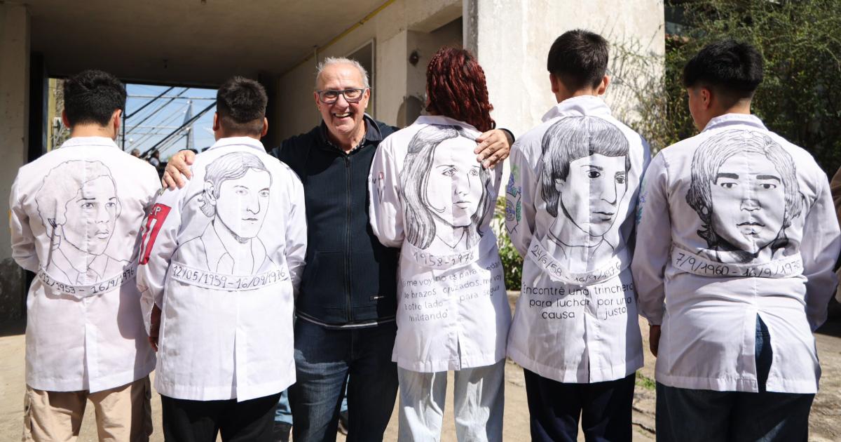 Pablo Díaz sobreviviente de La Noche de los Lpices junto a estudiantes secundarios