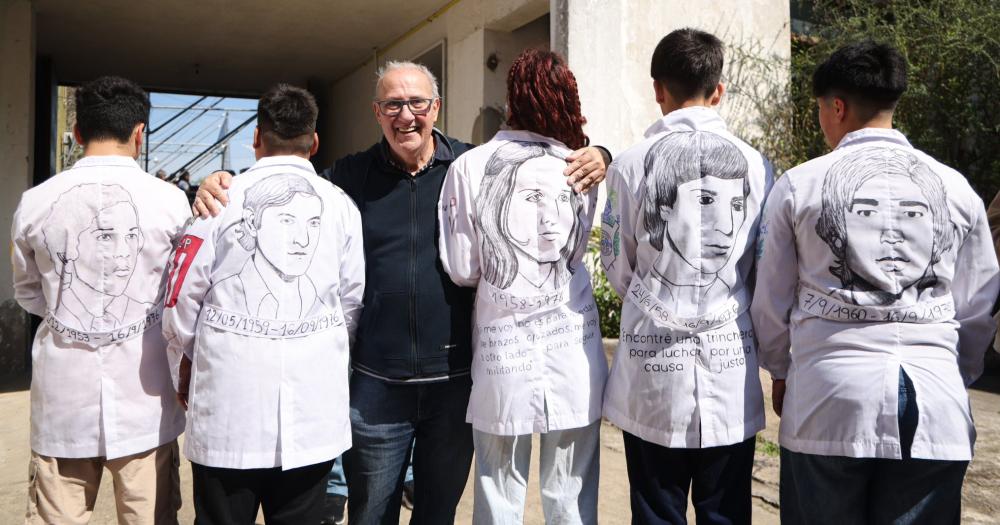 Pablo Díaz sobreviviente de La Noche de los Lpices junto a estudiantes secundarios