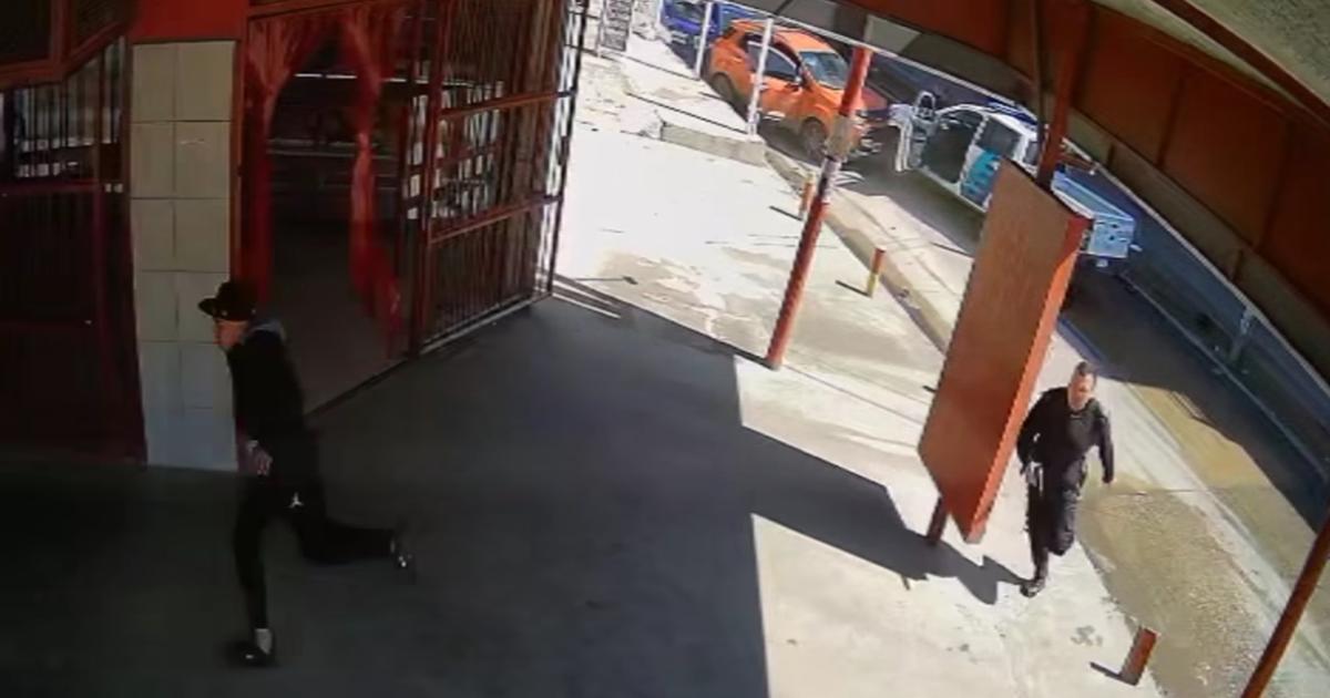 La persecución quedó filmada De fondo la camioneta robada rodeada por la Policía