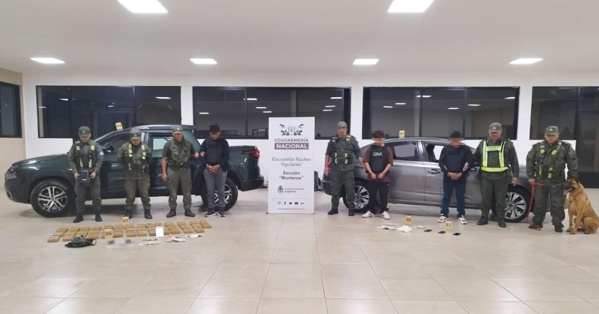Los tres detenidos y todos los elementos incautados