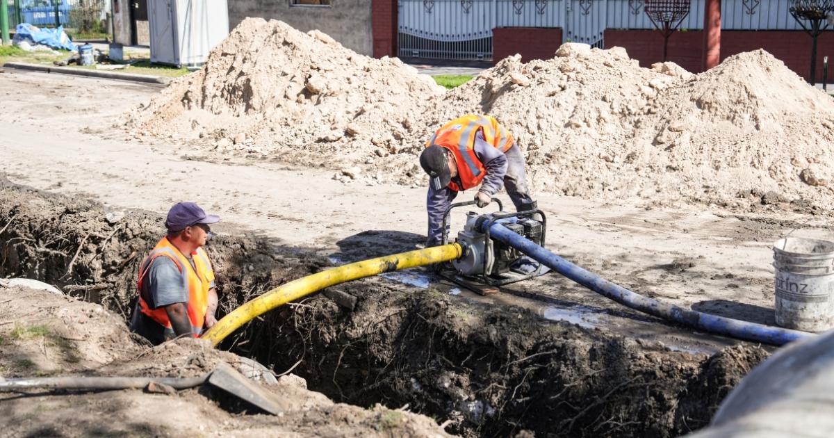 Las cuadrillas instalan cañerías conductos pluviales sumideros y bocas de inspección