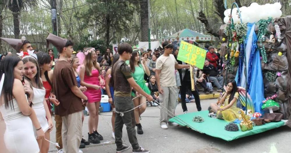 El desfile de carrozas una de las actividades ms atractivas del fin de semana