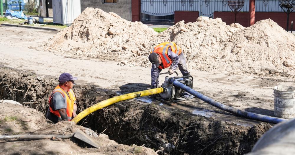 Las cuadrillas instalan cañerías conductos pluviales sumideros y bocas de inspección