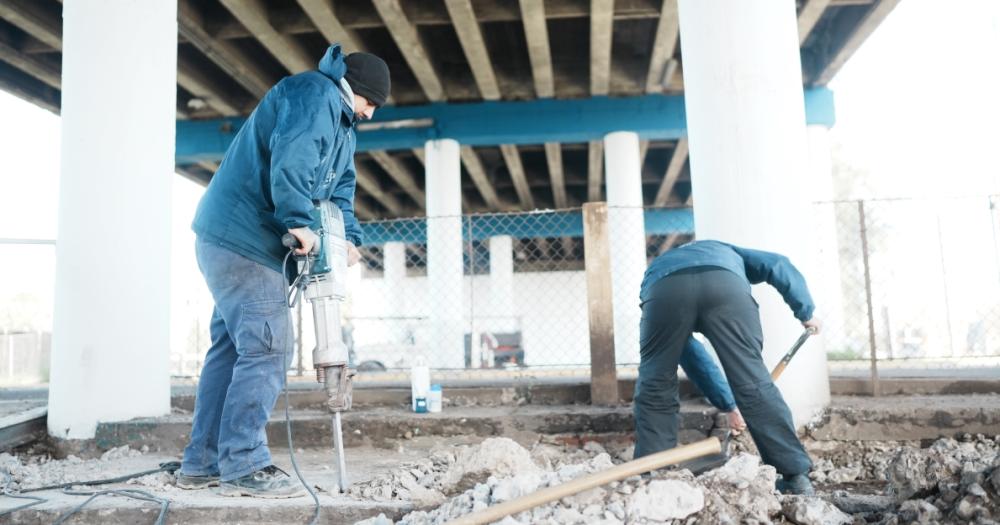 Abajo de la avenida estn armando una plaza seca para la comunidad