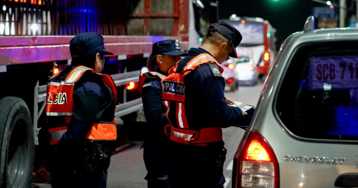 Los efectivos verifican la documentación de vehículos y conductores