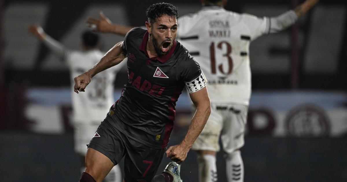Lautaro Acosta celebra el gol que le dio el triunfo a Lanús