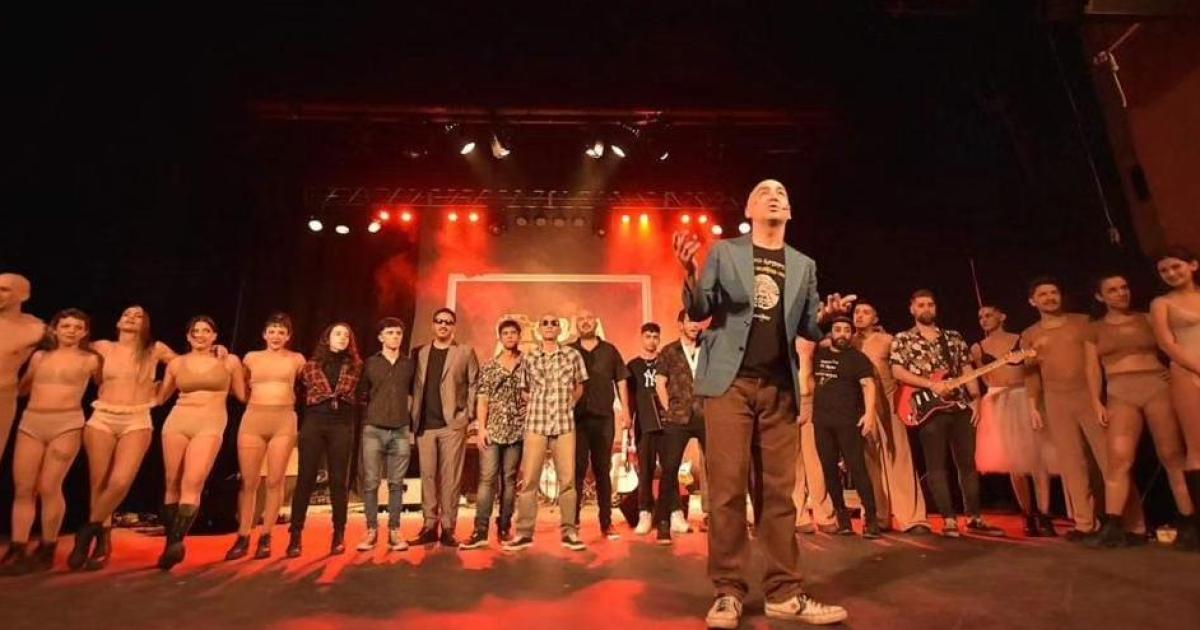 Con banda en vivo y 15 artistas en escena