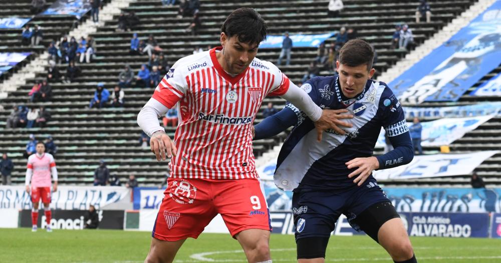 Mauricio Asenjo cubre la pelota