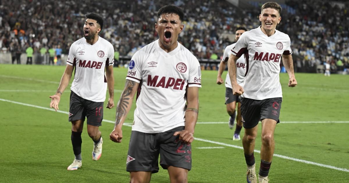Aquino celebra el gol con el que Lanús eliminó a Fluminense de la Copa Argentina