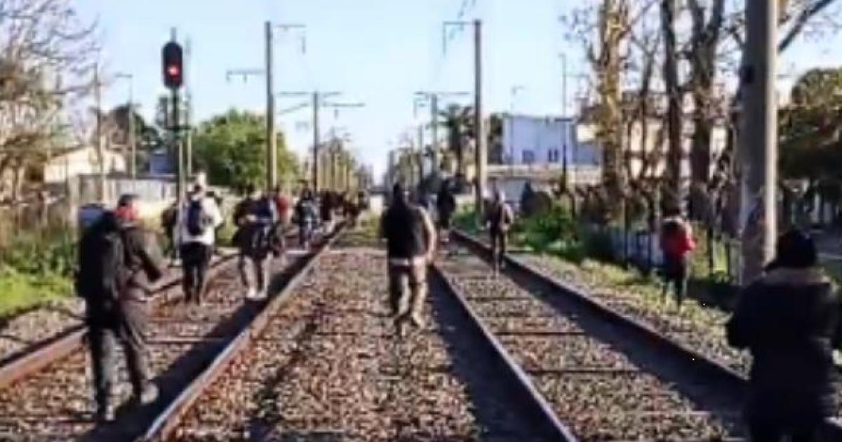 Caos para viajar en tren por una protesta gremial sorpresiva