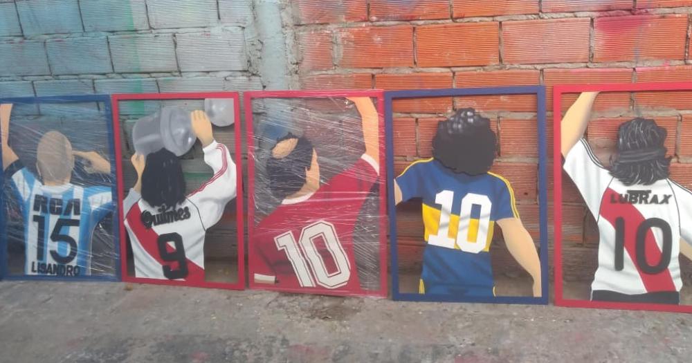 Hace escudos y cuadros uacutenicos de fuacutetbol en madera que vende en los estadios 