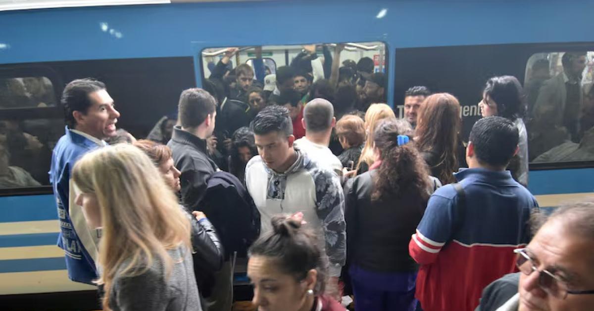 Tercer diacutea de demoras en los trenes- iquestHasta cuaacutendo sigue la medida