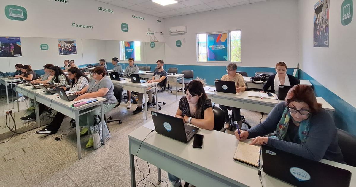 El lugar est sobre la Avenida Presidente Perón y Recondo