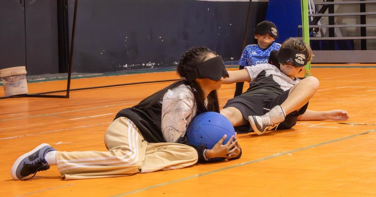 El goalball es un deporte adaptado para personas con discapacidad visual