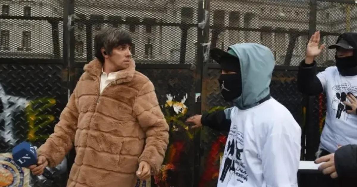 Lo persiguieron y lo apartaron de la manifestación