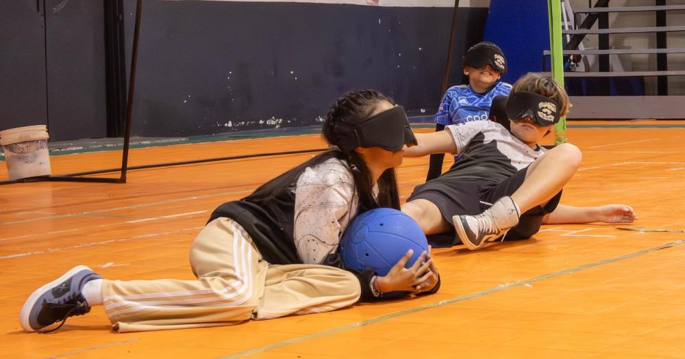El goalball es un deporte adaptado para personas con discapacidad visual