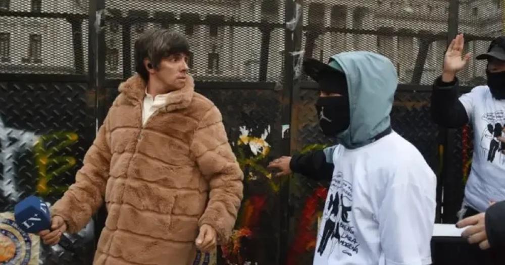 Lo persiguieron y lo apartaron de la manifestación