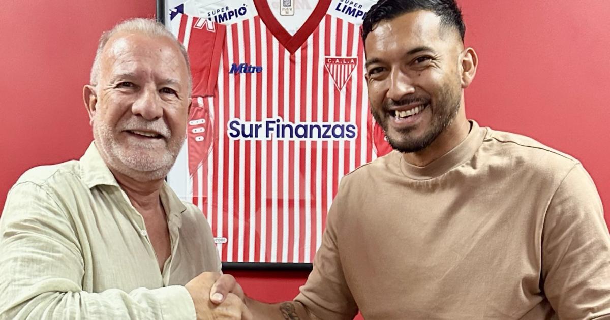Sebastin López junto al presidente Omar Plaini sellando el nuevo contrato