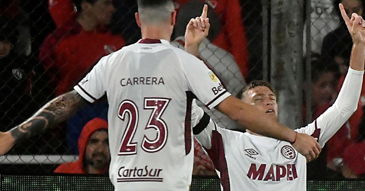 Rodrigo Castillo y Ramiro Carrera celebran la victoria de Lanús en Avellaneda
