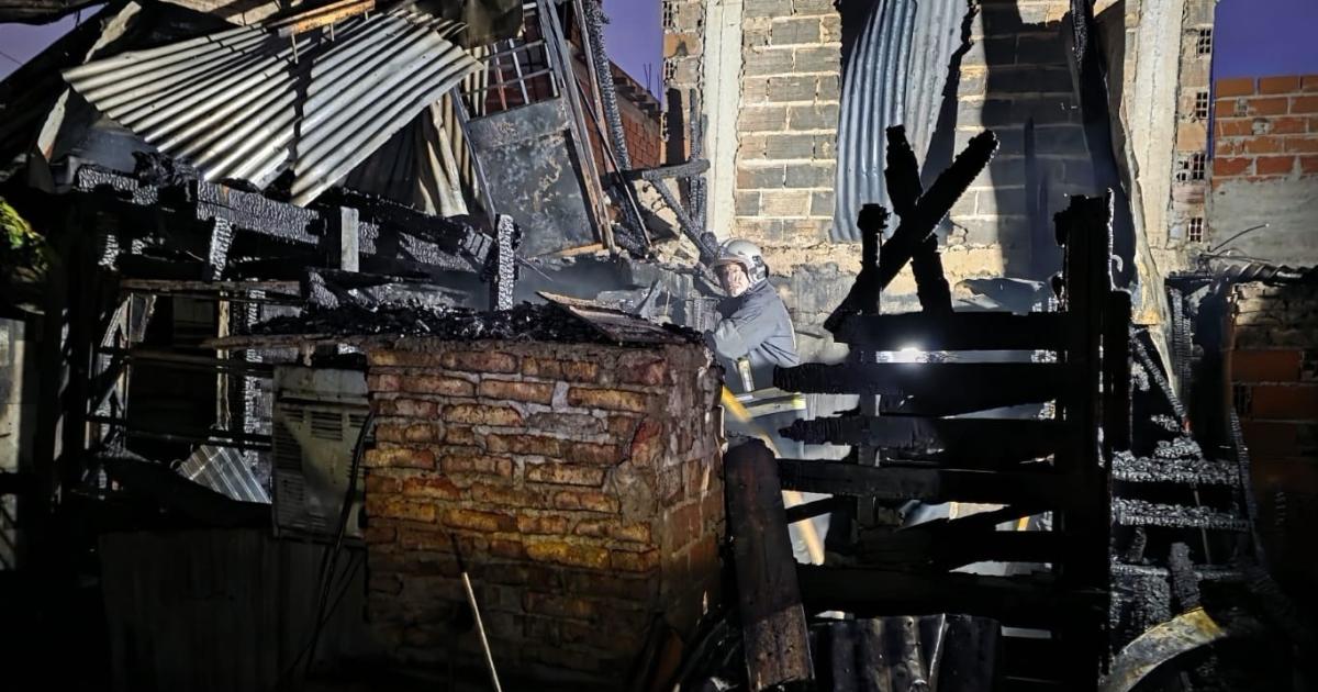 La casa quedó destruida tras el incendio