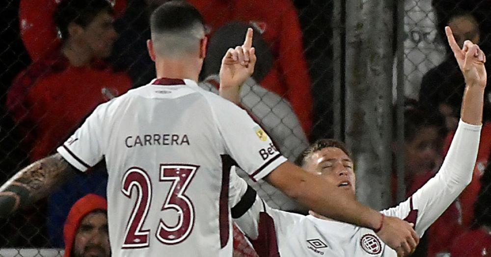 Rodrigo Castillo y Ramiro Carrera celebran la victoria de Lanús en Avellaneda