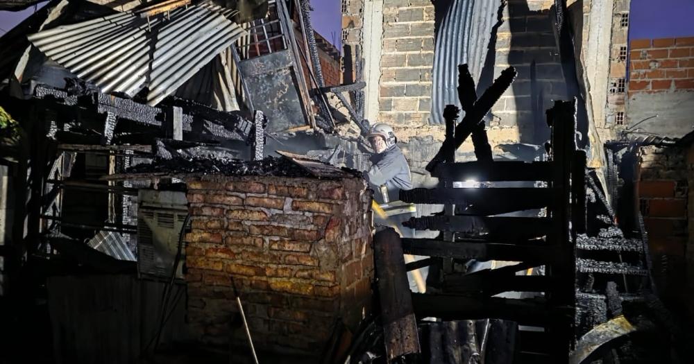 La casa quedó destruida tras el incendio