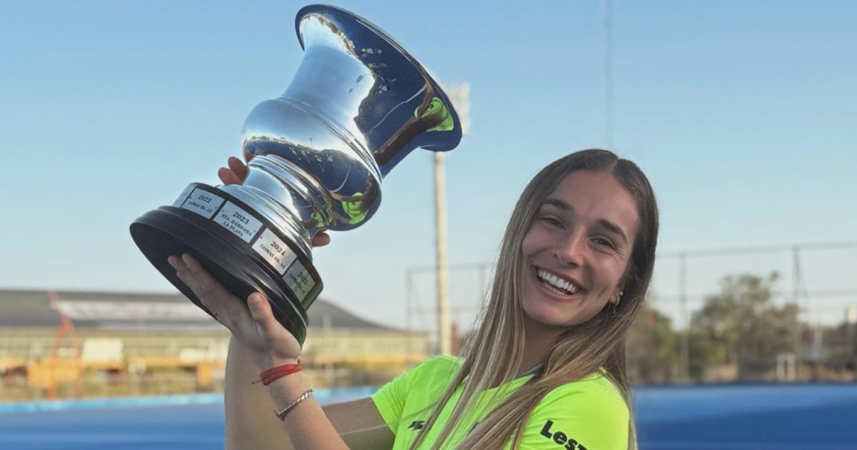 Di Santo con el trofeo del Súper 8