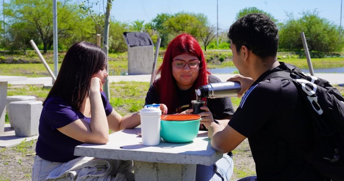 Un espacio verde para que disfruten los estudiantes