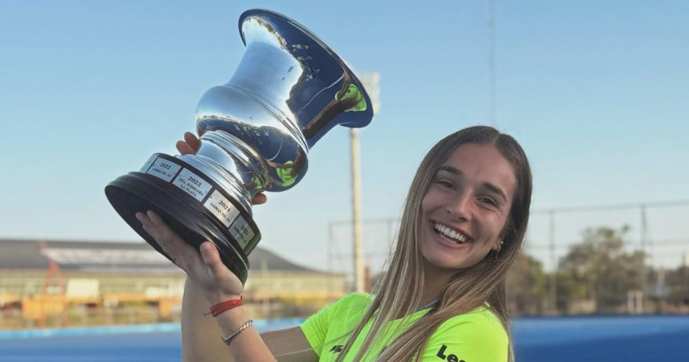 Di Santo con el trofeo del Súper 8
