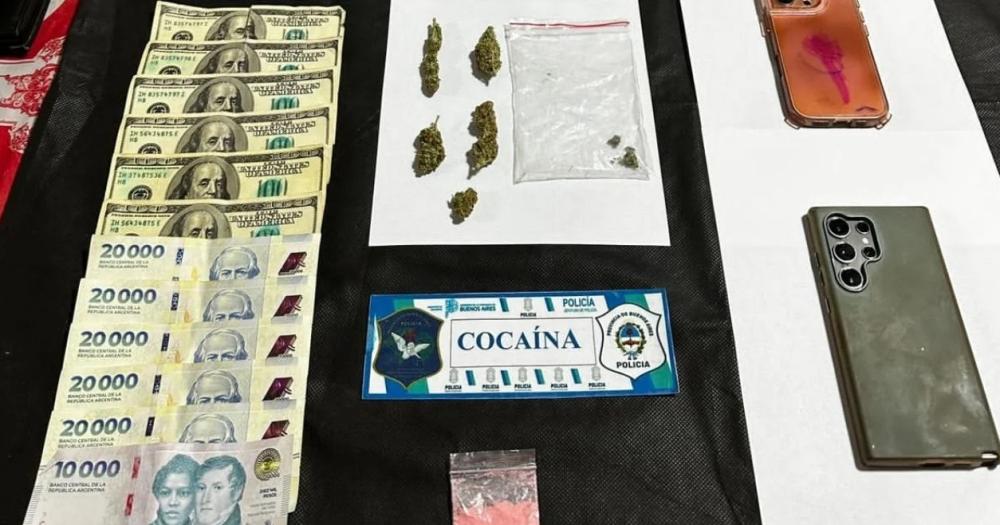 Droga dinero y celulares incautados a la mujer y su acompañante