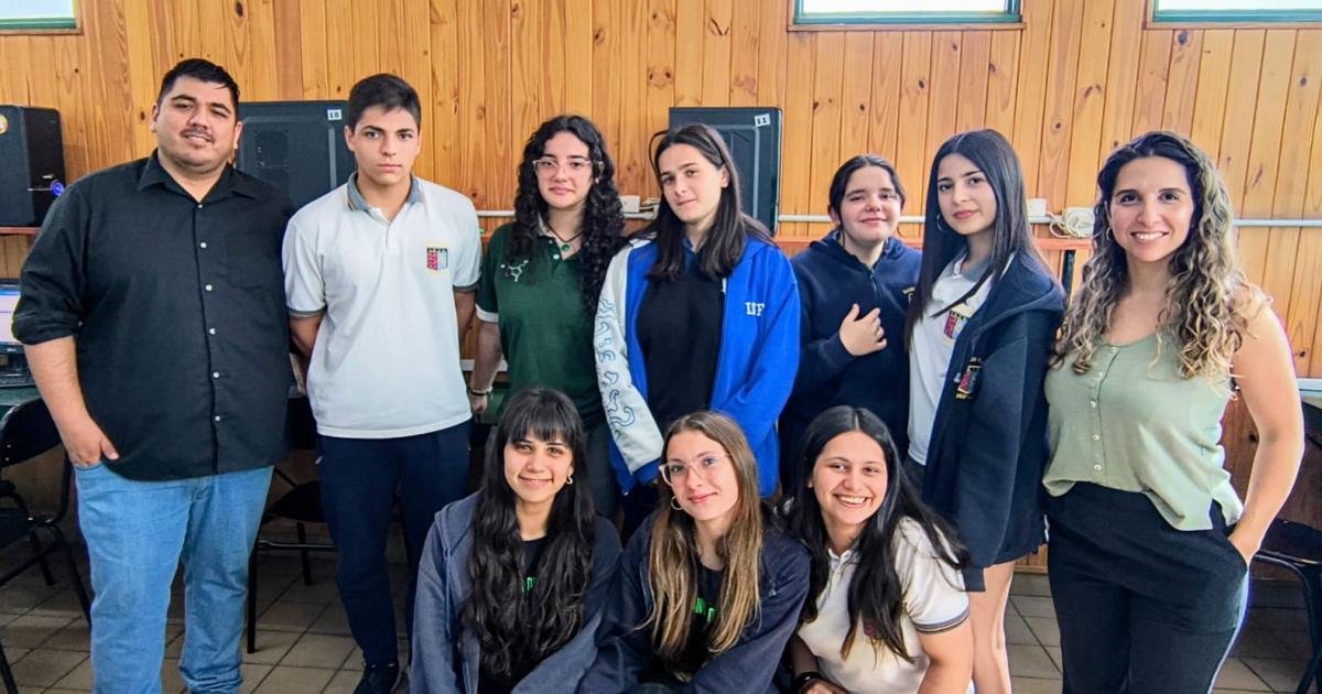 Los alumnos junto a los profesores luego de haber triunfado en la 16º Olimpíada de Matemtica