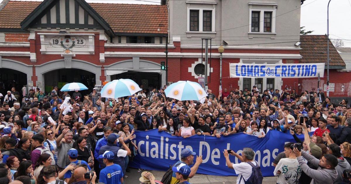 Asiacute se movilizoacute el peronismo de Lomas a la casa de Cristina Kirchner 