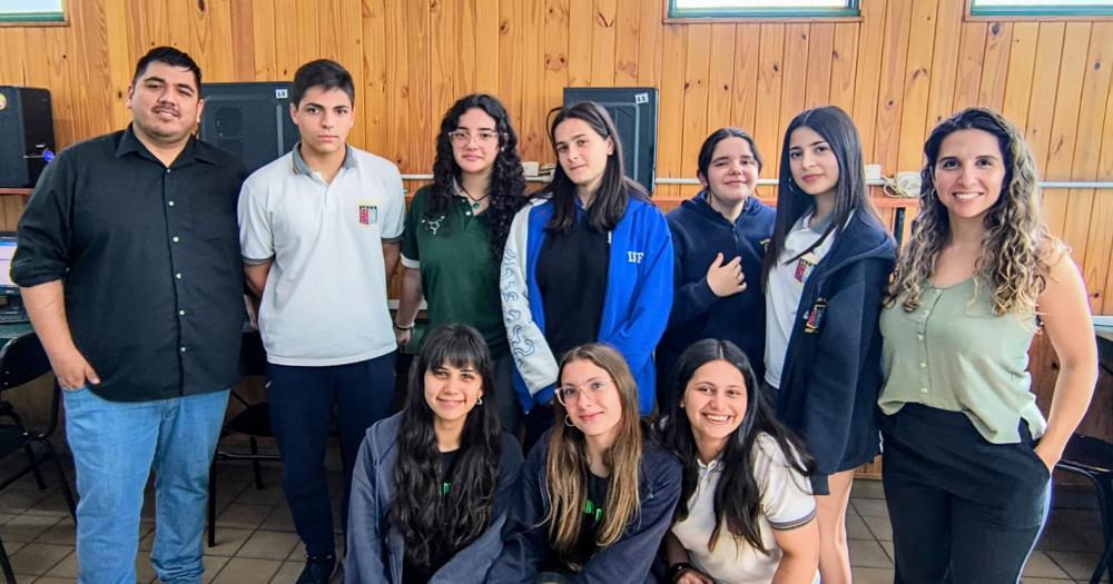 Los alumnos junto a los profesores luego de haber triunfado en la 16º Olimpíada de Matemtica