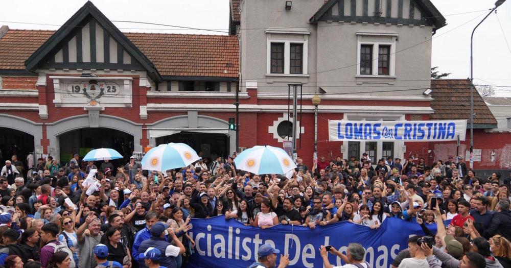 Asiacute se movilizoacute el peronismo de Lomas a la casa de Cristina Kirchner 