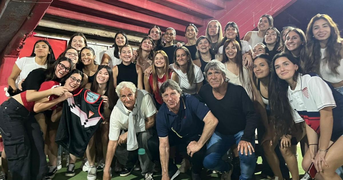 Las chicas del hockey de Los Andes junto a las glorias del club