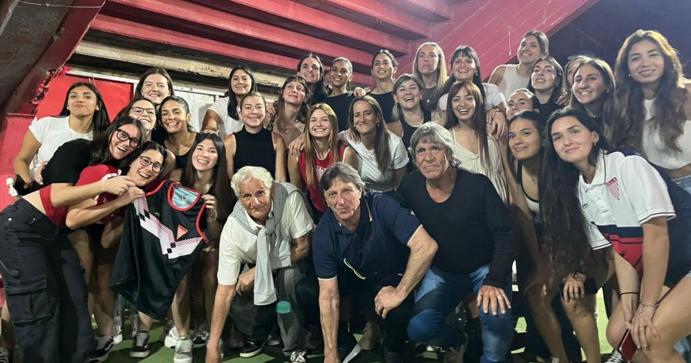 Las chicas del hockey de Los Andes junto a las glorias del club