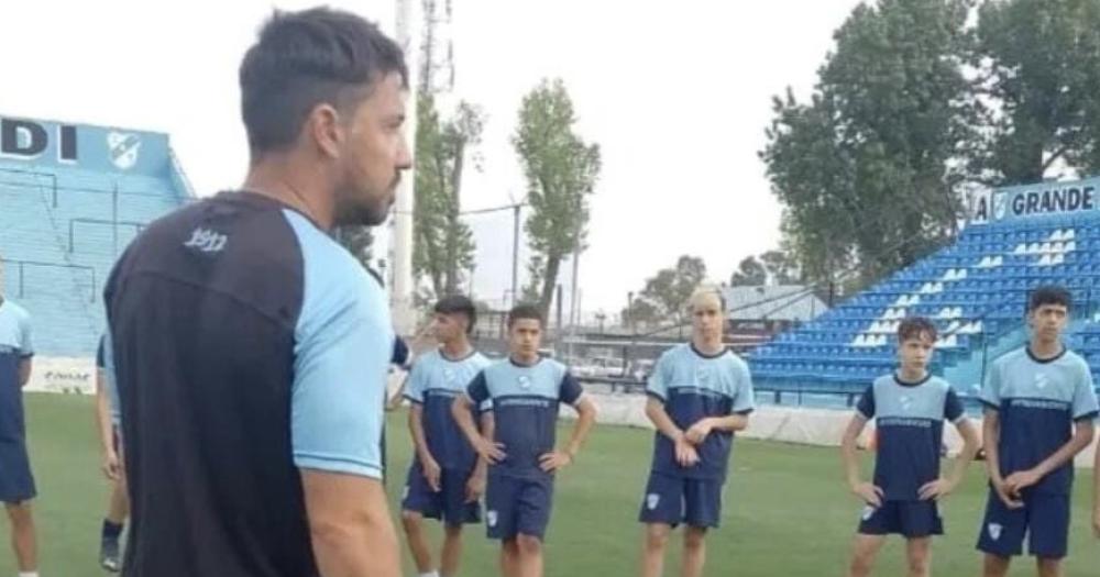 Gabriel Ostúa apuntó a acortar los procesos para llevar m?s chicos a la Primera de Temperley